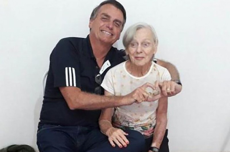 Bolsonaro com a mãe, que faleceu na madrugada desta sexta, aos 94 anos - Reprodução
