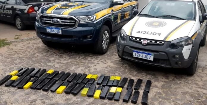 Carregamento da droga foi encontrado em caixas jogadas em um matagal | Foto: PRF / Divulgação / CP