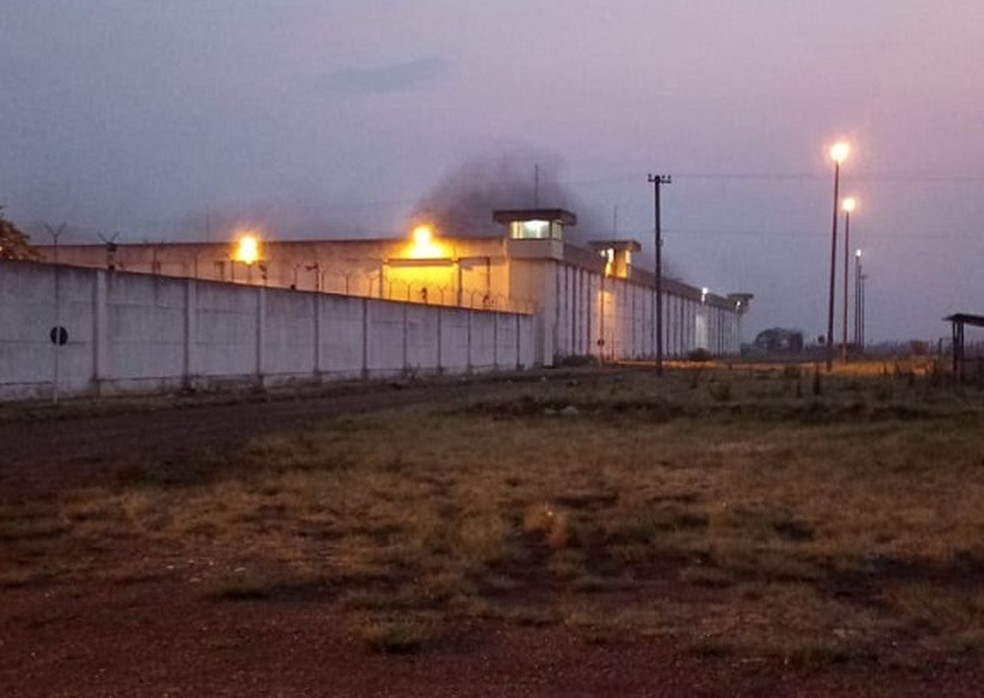 Princípio de incêndio atingiu seis alas na penitenciária. Detentos precisaram de atendimento médico por inalarem fumaça — Foto: Divulgação/BM