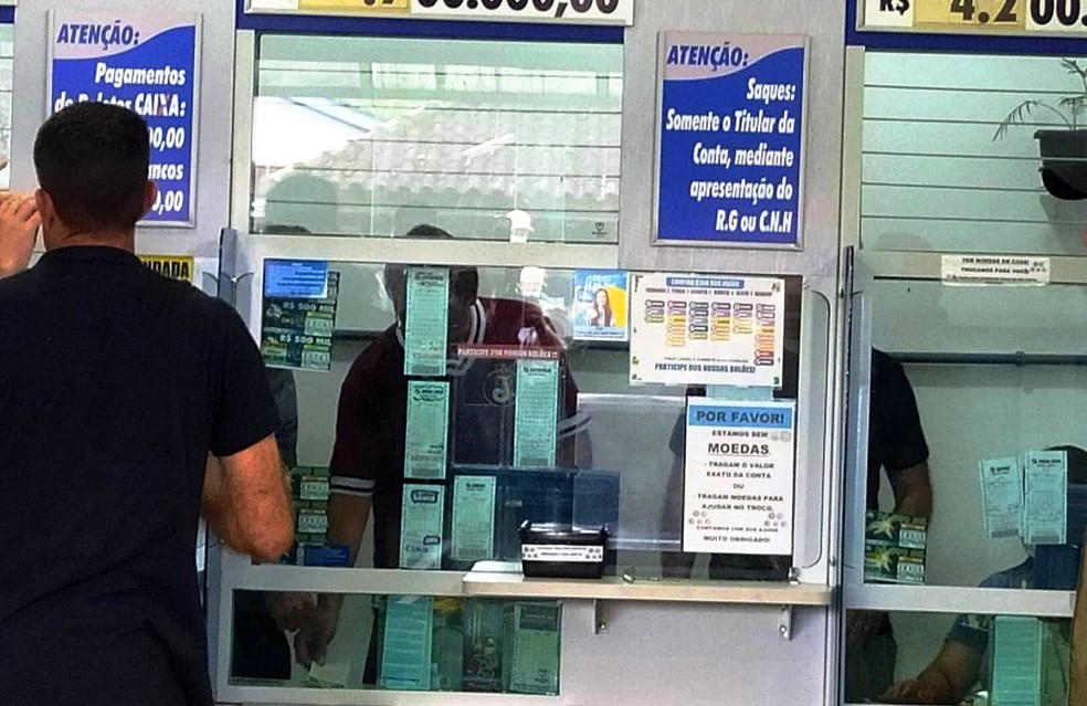 Bolsonaro foi a lotérica em Eldorado, SP, para apostar na Mega-Sena — Foto: Juliana Steil/g1
