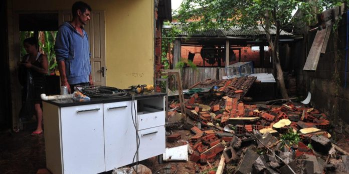 Morador Geldo da Silva Silveira teve casa duramente afetada pelo temporal | Foto: Alina Souza / CP