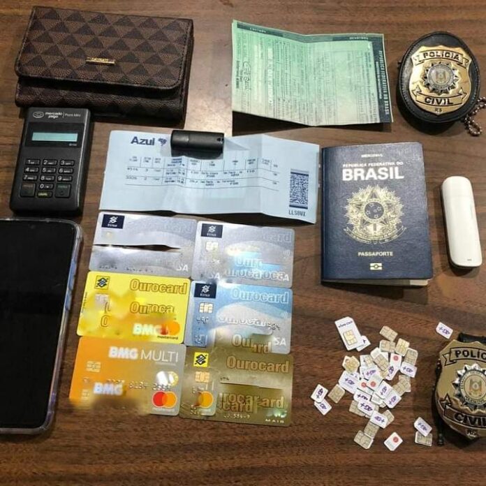 Mulher transportava cartões para outros estados. Foto: Divulgação PC/RS