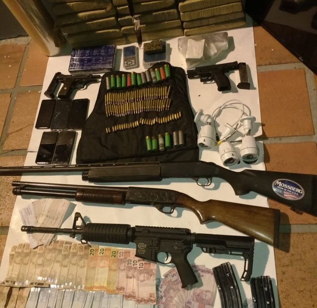 BM apreendeu drogas, armas, dinheiro, câmeras de monitoramento e celulares. — Foto: Brigada Militar/Divulgação