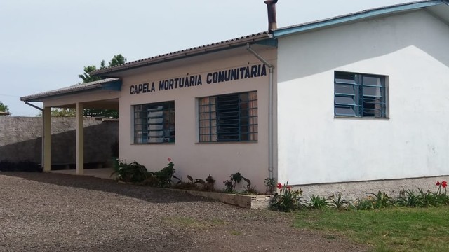 Mulher morta com tiro na cabeça em Sertão é velada na Capela Mortuária do município — Foto: Francieli Alonso/RBS TV