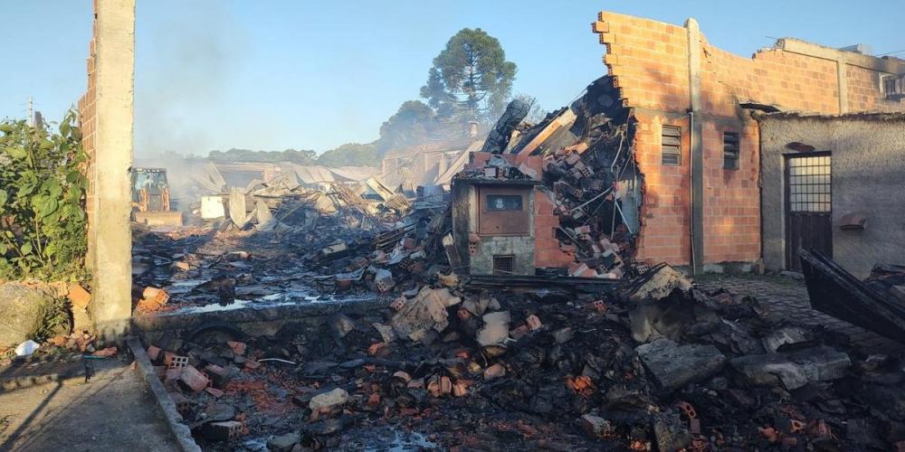 O incêndio atingiu uma empresa de embalagens e uma oficina mecânica que presta serviços ao município | Foto: Fábio Carnesella / Grupo RSCOM / Divulgação / CP