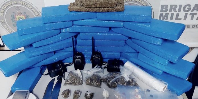 Houve ainda o recolhimento de 162 comprimidos de ecstasy e 52 porções de cocaína | Foto: BM / Divulgação / CP