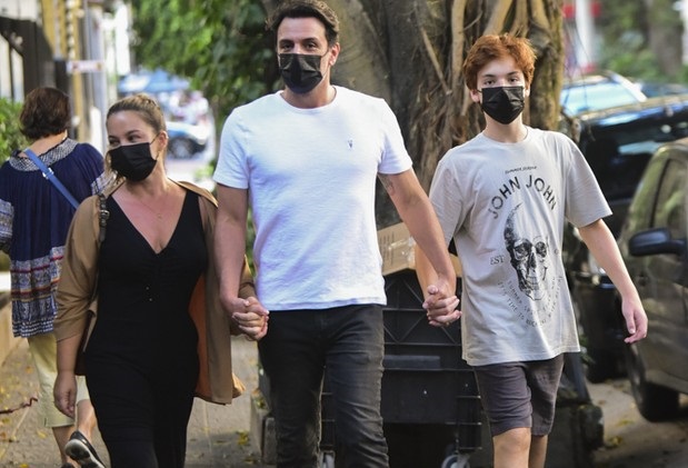 Rodrigo Lombardi com a mulher, Betty Baumgarten, e o filho, Rafael (Foto: Leo Franco/AgNews)