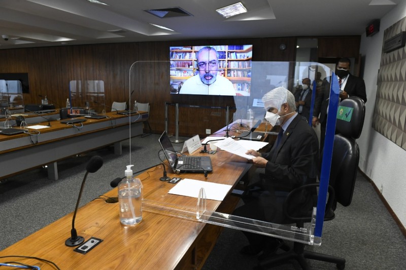 O requerimento foi apresentado pelos senadores Humberto Costa (mesa) e Paulo Paim (telão) - Agência Senado