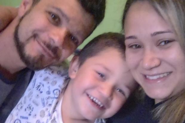 Homem, mulher grávida de seis meses e o filho dela de quatro anos foram encontrados mortos dentro de casa Foto: Facebook Edson Toffolo / Reprodução