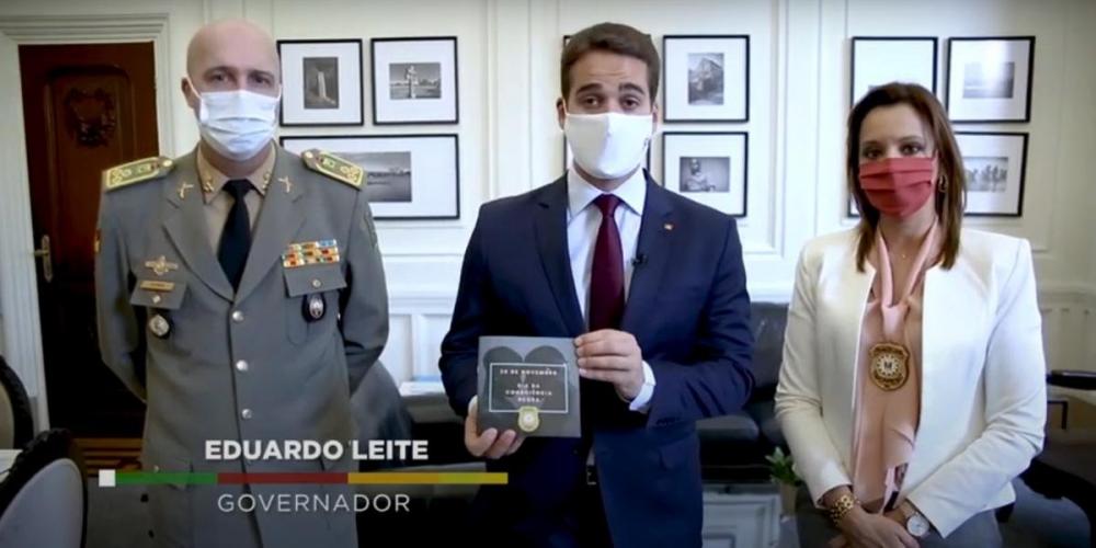 Governador Eduardo Leite informou que dupla que se envolveu na morte de João Freitas será autuada por homicídio triplamente qualificado | Foto: YouTube Governo do Estado do RS / Reprodução / CP
