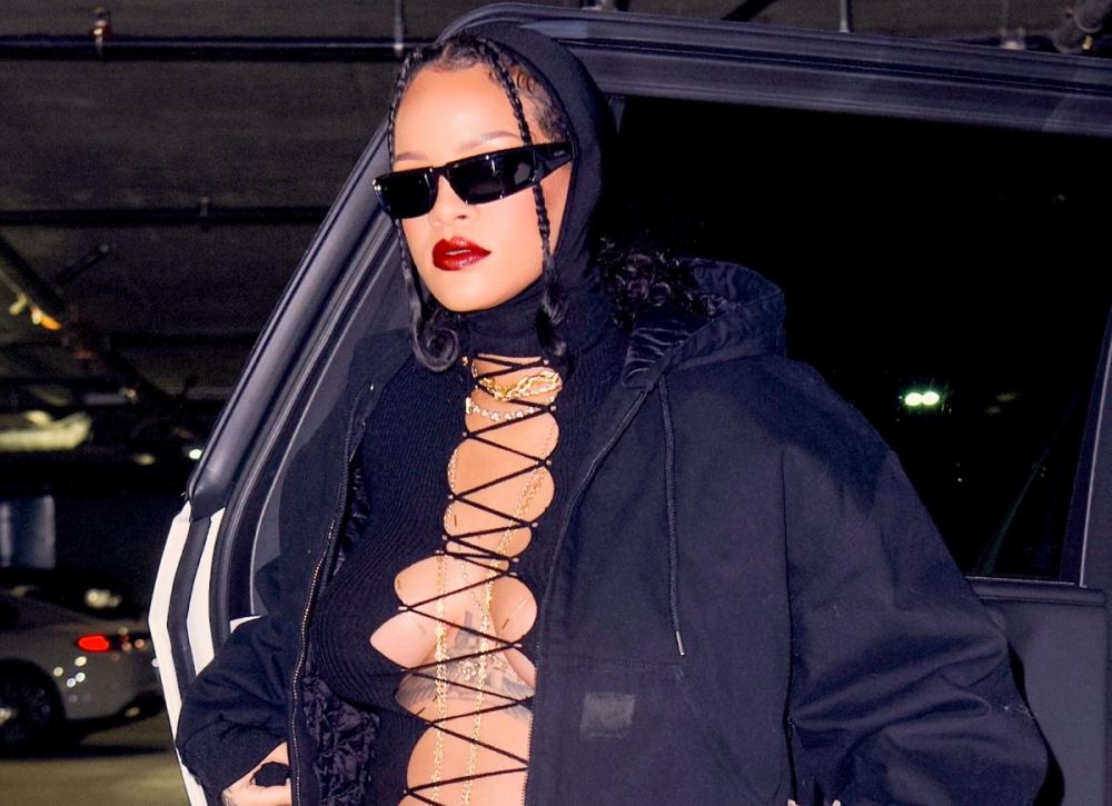 Rihanna mostra barriga da gravidez (Foto: Grosby Group)