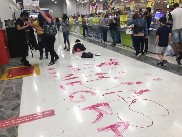 Protesto no Carrefour, em Caxias do Sul, durou cerca de uma hora neste sábado Foto: Flavia Noal / Agência RBS / Agência RBS