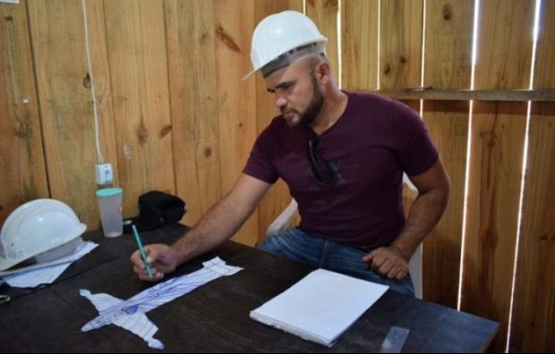 Markus Moura é o escultor responsável e veio de Fortaleza especialmente para trabalhar na escultura (Foto: Caroline Silva)