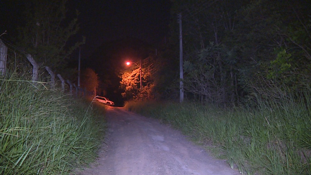 Vítima estava em uma estrada no interior da cidade de Gravataí, no interior do RS — Foto: RBS TV/Reprodução