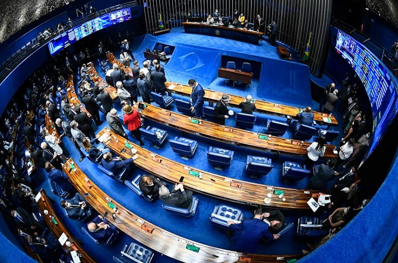 Pauta inclui tratamento a pessoas com deficiência e penas menores por crimes contra o consumidor