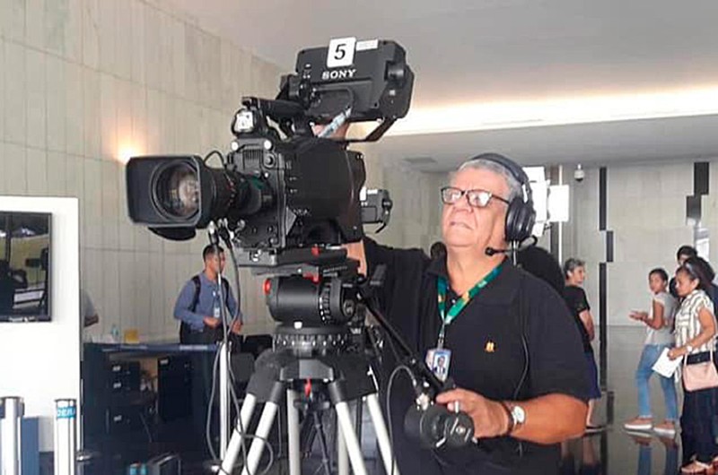 Carlos Alberto Pereira da Silva, repórter cinematográfico da TV Senado, que faleceu, vítima da covid-19, dará nome a estúdio da emissora - Arquivo Pessoal
