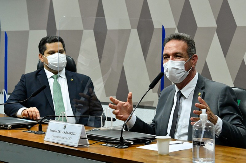 O senador foi eleito por aclamação pelo colegiado e irá acompanhar o atual presidente, Davi Alcolumbre (à esq.), na condução da CCJ - Geraldo Magela/Agência Senado