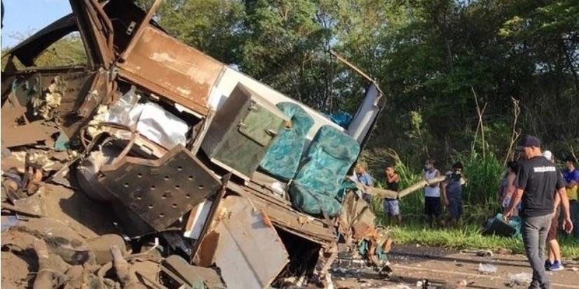 Acidente entre ônibus e caminhão deixa mais de 20 mortos no interior de SP | Foto: R7 / Reprodução / CP