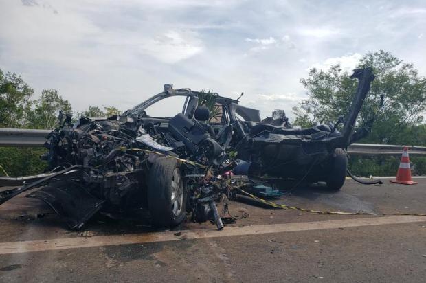 O CR-V Honda ficou destruído após a colisão com o caminhão Foto: Eduardo Paganella / Agencia RBS