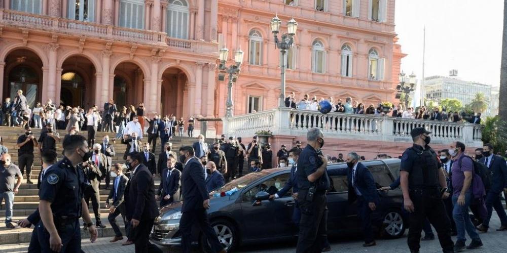 Enterro foi antecipado devido à invasão de pessoas na Casa Rosada, onde ocorria o velório nesta quinta-feira | Foto: Juan Mabromata / AFP / CP