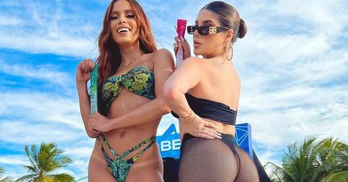 Com bíquini floral verde, Anitta chega na Bahia e posta foto com influenciadora Gkay em evento — Foto: Reprodução/Redes Sociais