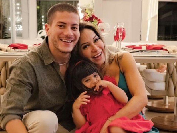 Arthur Aguiar com Maíra Cardi e Sophia (Foto: Instagram)