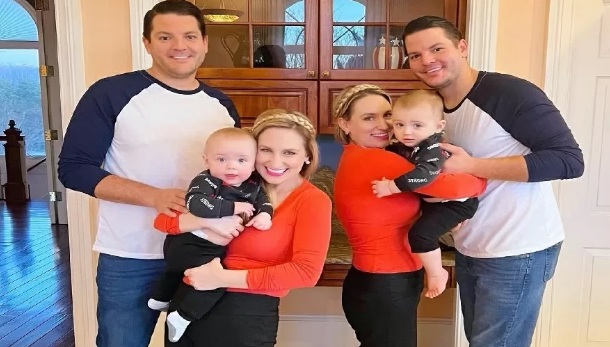 As irmãs gêmeas Brittany e Briana com seus maridos Josh e Jeremy, e os bebês Jett e Jax (Foto: Reprodução/Redes Sociais)