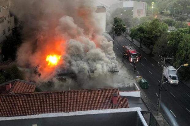 Casa antiga é atingida pelo fogo na Rua Dom José Barea Foto: Eduardo Zanette / Divulgação