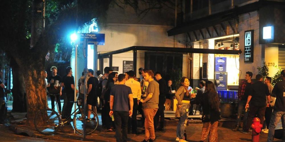 Na rua Padre Chagas, as calçadas registraram grande movimentação e aglomerações | Foto: Fabiano do Amaral
