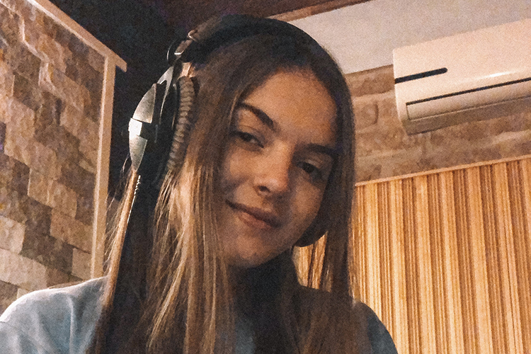 Camyla cursa o 3o ano no Colégio Mauá e em paralelo começou uma carreira musical