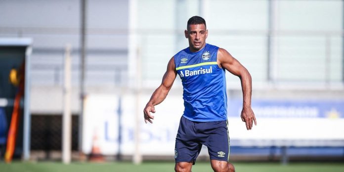 Diego Souza sentiu desconforto no treino desta manhã | Foto: Lucas Uebel/Grêmio/Divulgação CP
