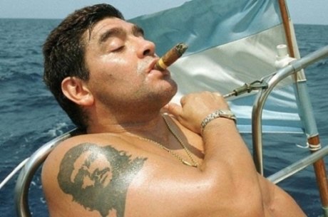 Maradona gostava de fumar charutos Reprodução/Instagram