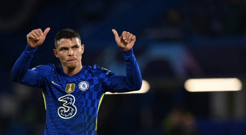 O zagueiro Thiago Silva com a camisa do Chelsea - FOTO: AFP