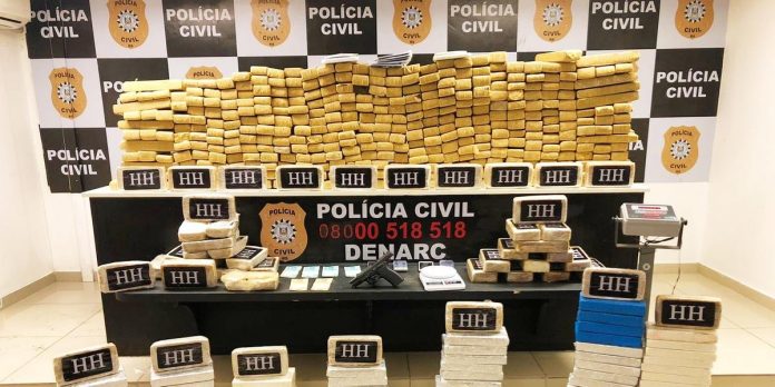 Um traficante foi preso em flagrante pelos policiais civis | Foto: PC / Divulgação / CP
