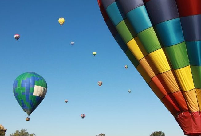 Além dos shows nacionais, passeios de balão estavam previstos na programação (Imagem Ilustrativa – Foto: Pixabay / Divulgação)