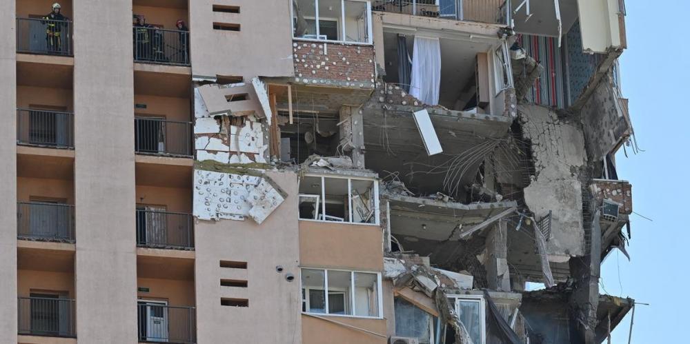 Prédio residencial atingindo por míssil russo em Kiev | Foto: GENYA SAVILOV / AFP / CP