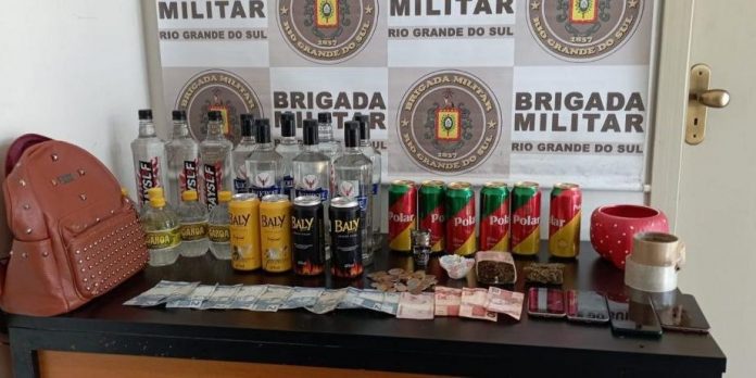 Homem tentava jogar drogas e bebidas para dentro de presídio | Foto: BM / Divulgação / CP