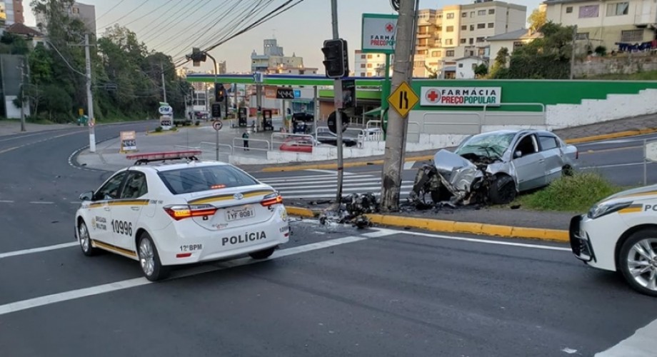 Homem morre ao colidir contra um poste, em Caxias do Sul