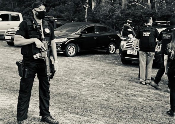 Junto aos presos, os agentes apreenderam cinco armas de fogo, drogas e celulares. Foto: Polícia Civil do RS/Divulgação