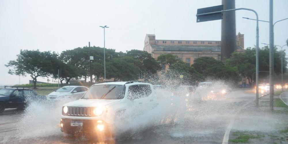 Novo temporal atinge e escurece Porto Alegre | Foto: Fabiano do Amaral