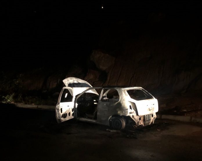 Nas buscas, um Fiat Palio, de cor branca, foi encontrado incendiado. Foto: Eduardo Pinzon/RecordTV RS