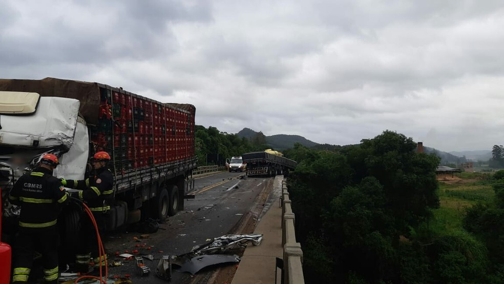 Motoristas ficam feridos após caminhões colidirem frontalmente na BR-386 — Foto: Polícia Rodoviária Federal/Divulgação