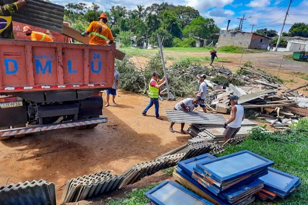 A prefeitura reforça a necessidade de guias de eucalipto, pregos, areia, brita e demais materiais | Foto: Rodney G. Junior/ SMSUrb PMPA/Divulgação