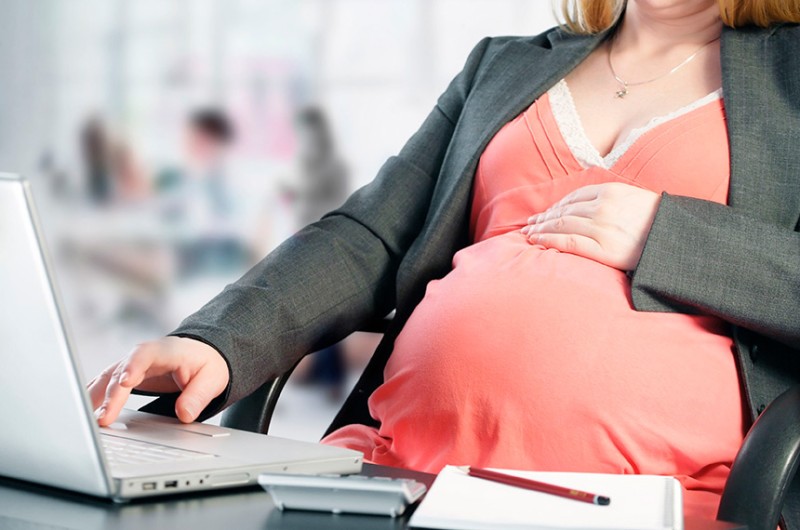 Grávidas que optaram por não se vacinar também devem voltar ao trabalho, mediante assinatura de termo, prevê o texto - Bigstock