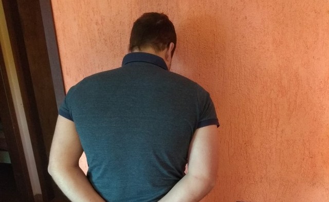 Homem, de 34 anos, foi preso em casa. Com ele, a polícia encontrou arquivos com pornografia infantil. — Foto: Polícia Civil/Divulgação