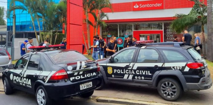 Prédio foi cercado durante a ocorrência | Foto: Guilherme Almeida / CP