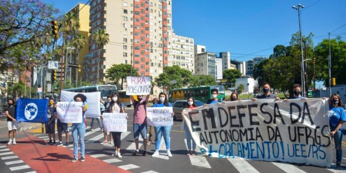 Estudantes protestaram pela autonomia das universidades federais e contra o corte de verbas na Educação | Foto: Guilherme Almeida/CP
