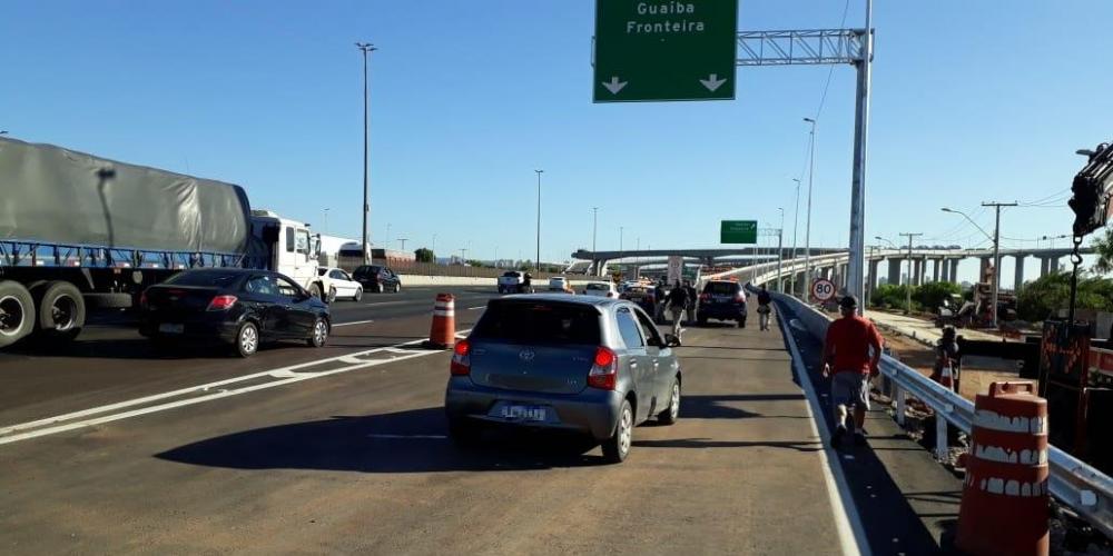 Trânsito em um dos sentidos da nova ponte foi liberado pouco antes das 17h30min | Foto: Ricardo Giusti