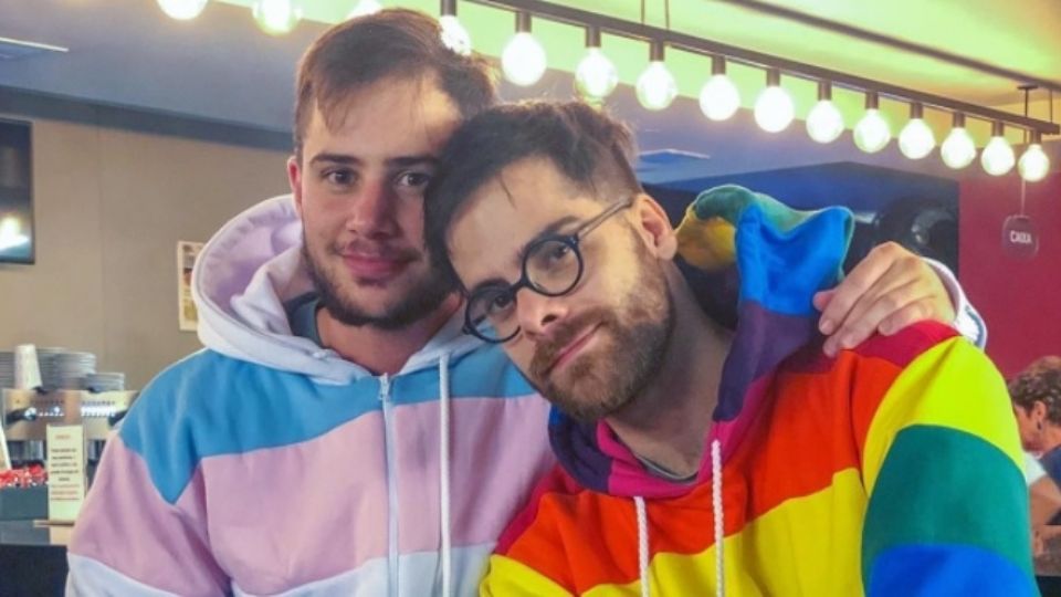 Paulo Vaz, o Popó, e seu marido Pedro HMC Créditos: Instagram