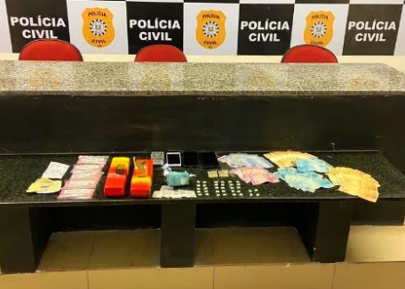 Houve apreensão de maconha, cocaína, ecstasy, MDMA e R$ 3,1 mil em dinheiro | Foto: PC / Divulgação / CP